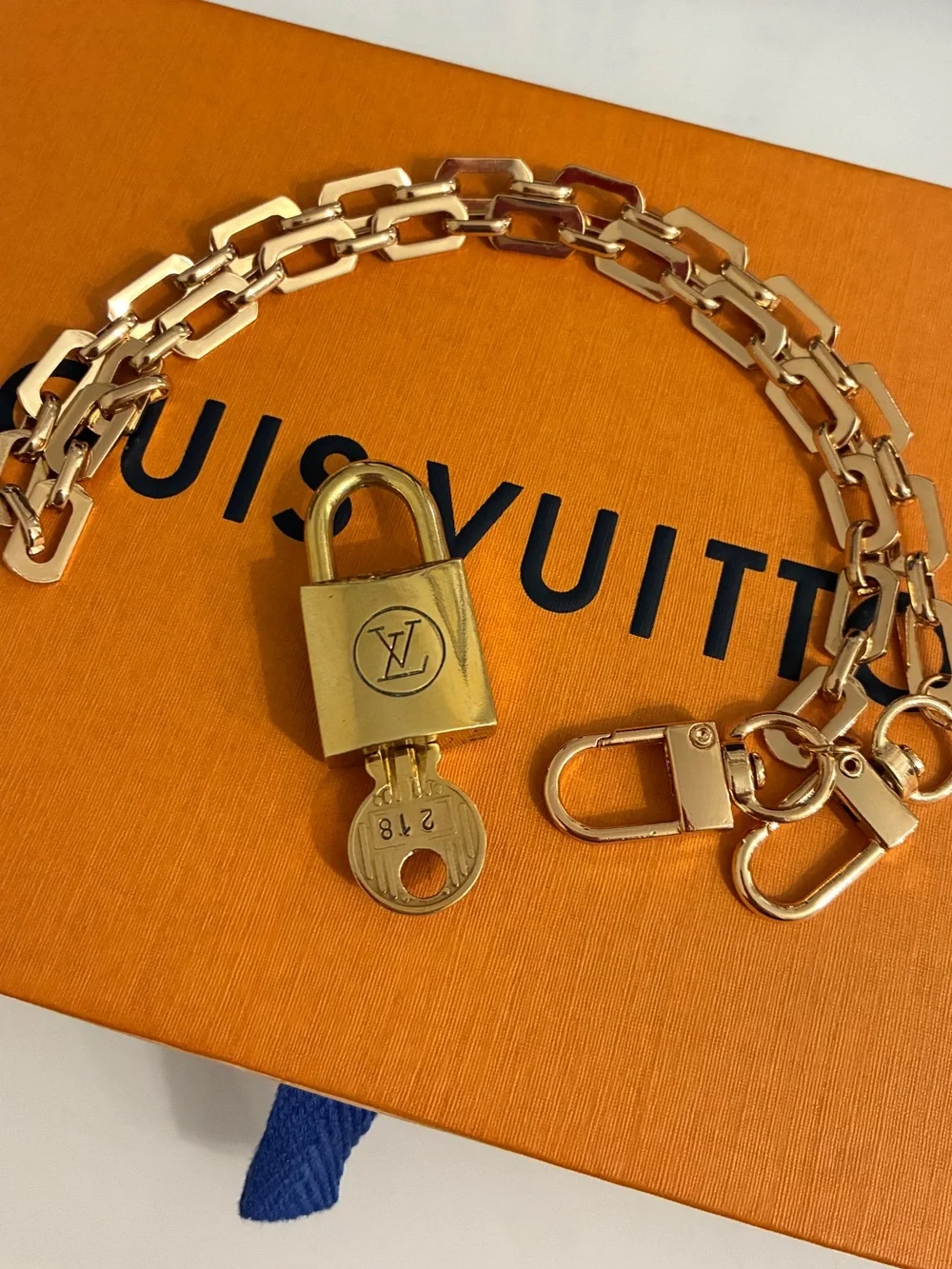 Authentic LV #218 Padlock & Key Set With Vintage Neckace Chain - Picture 6 of 8